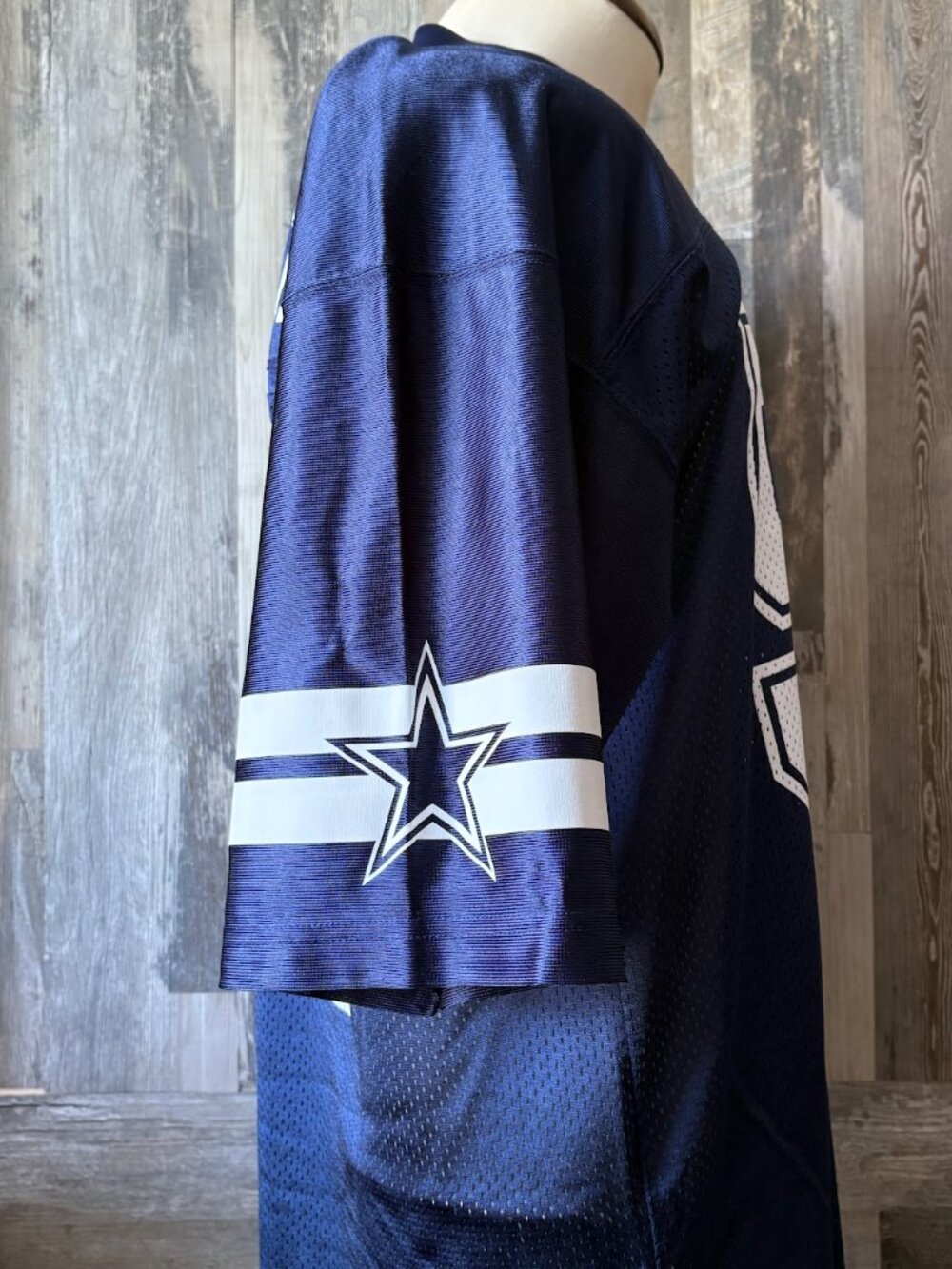 NFL Dallas Cowboys linebacker Leighton Vander Esch Jersey #55 - Picture 4 of 6